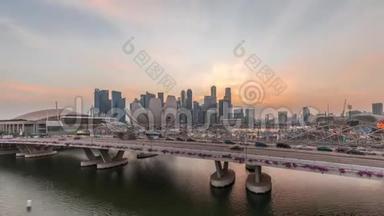 在新加坡滨海湾的Helix桥和Bayfront大道的空中观景台，白天到夜间的交通十分<strong>便利</strong>